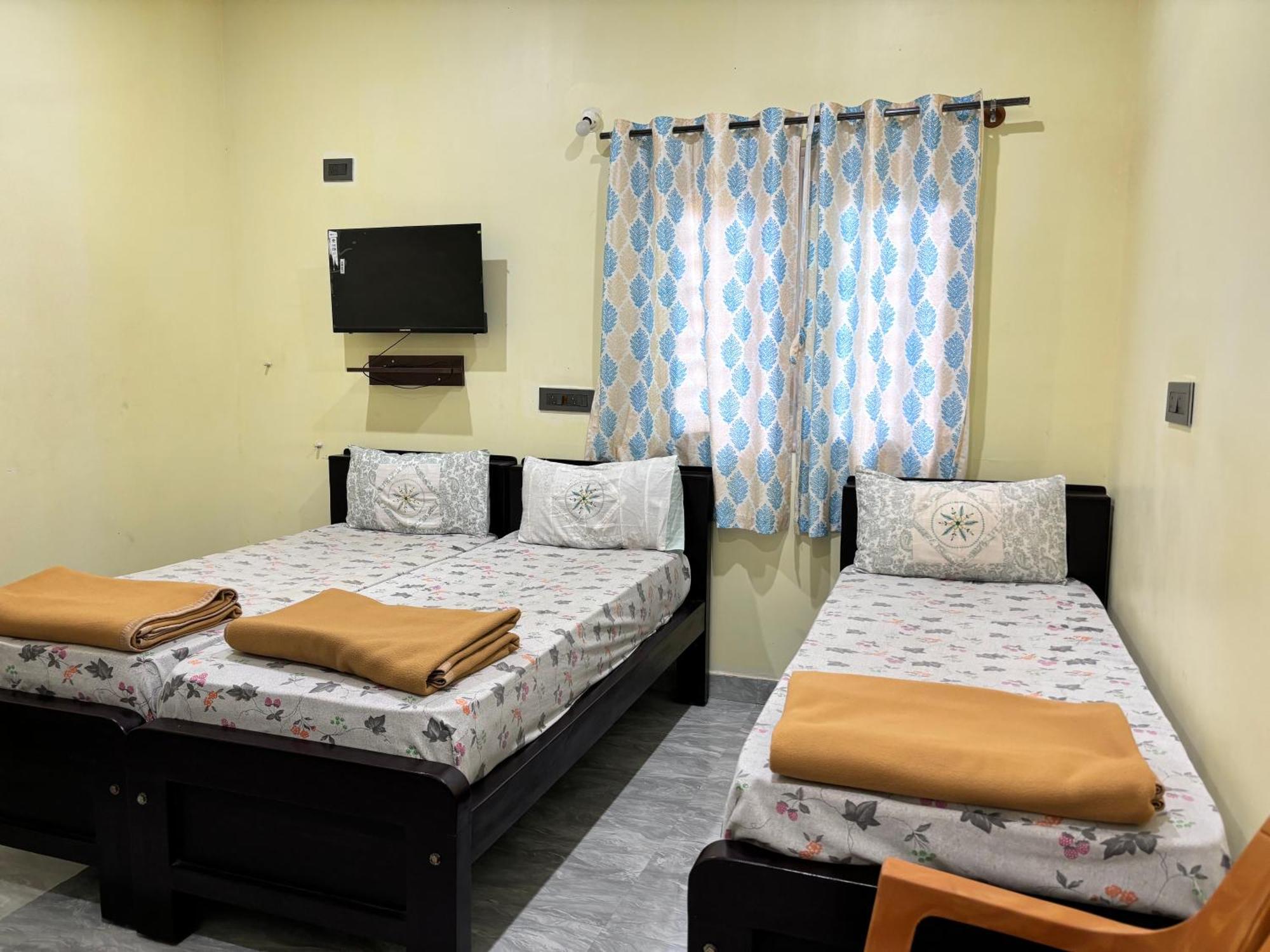 Sri Siri Lodge And Hotel Чикмагалур Экстерьер фото
