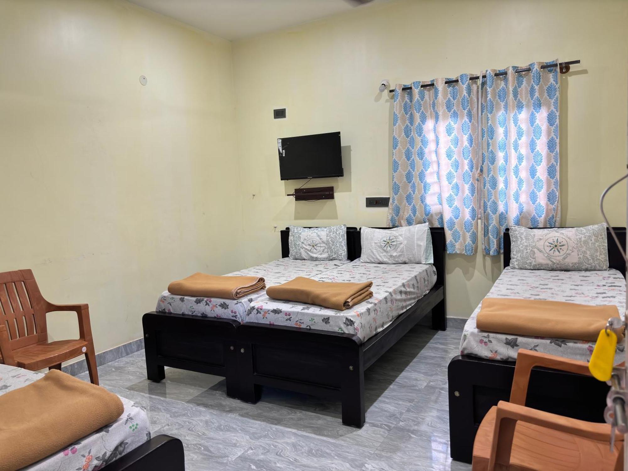 Sri Siri Lodge And Hotel Чикмагалур Экстерьер фото