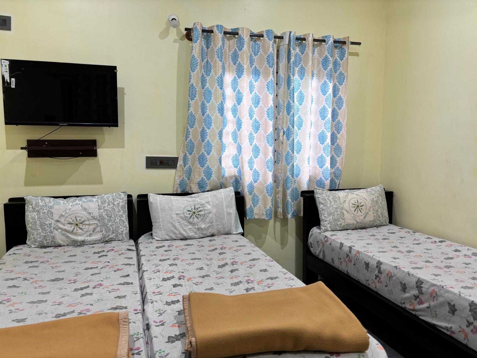 Sri Siri Lodge And Hotel Чикмагалур Экстерьер фото