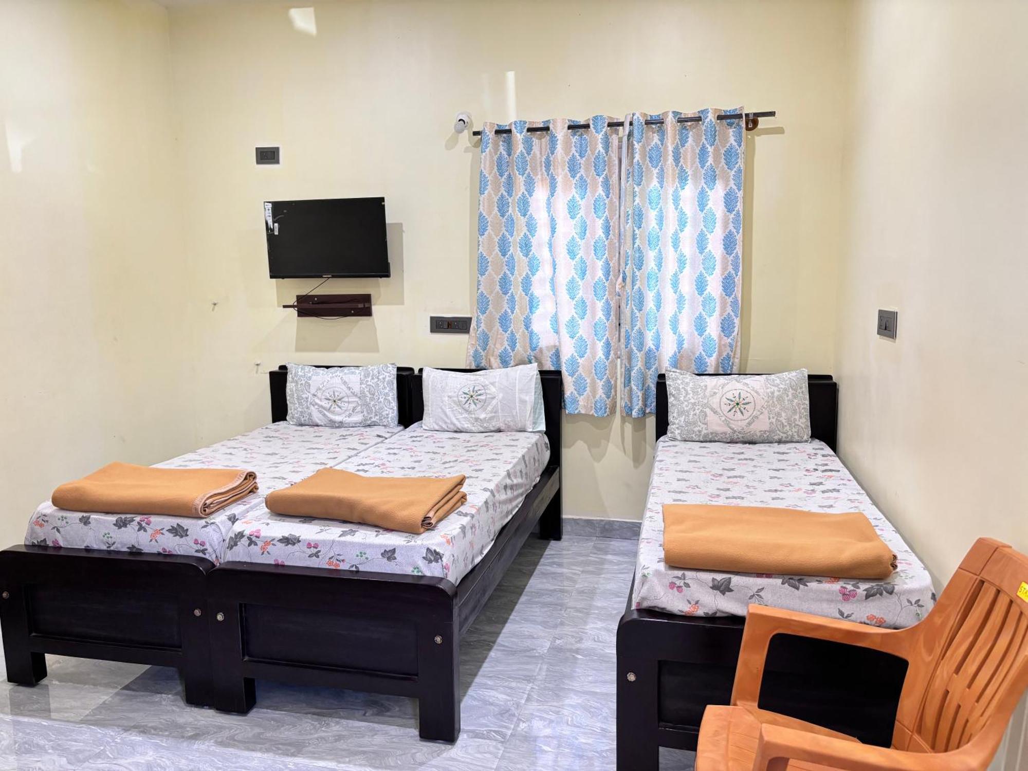 Sri Siri Lodge And Hotel Чикмагалур Экстерьер фото