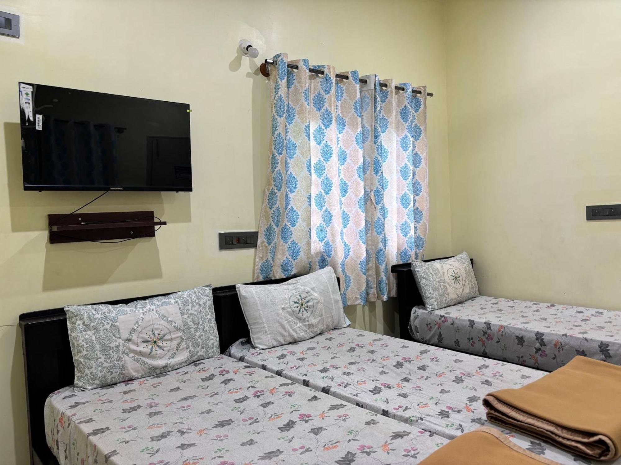 Sri Siri Lodge And Hotel Чикмагалур Экстерьер фото