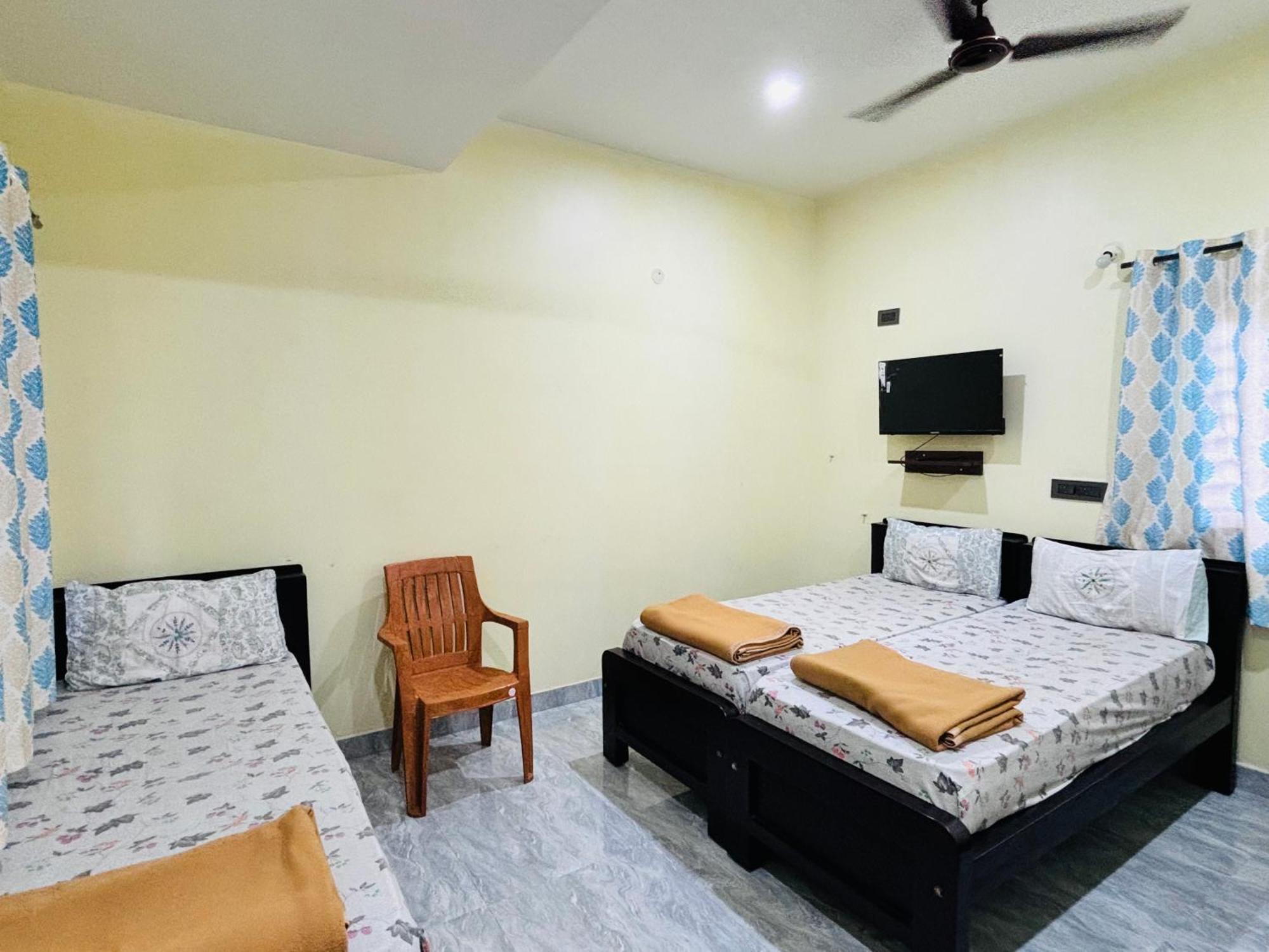 Sri Siri Lodge And Hotel Чикмагалур Экстерьер фото
