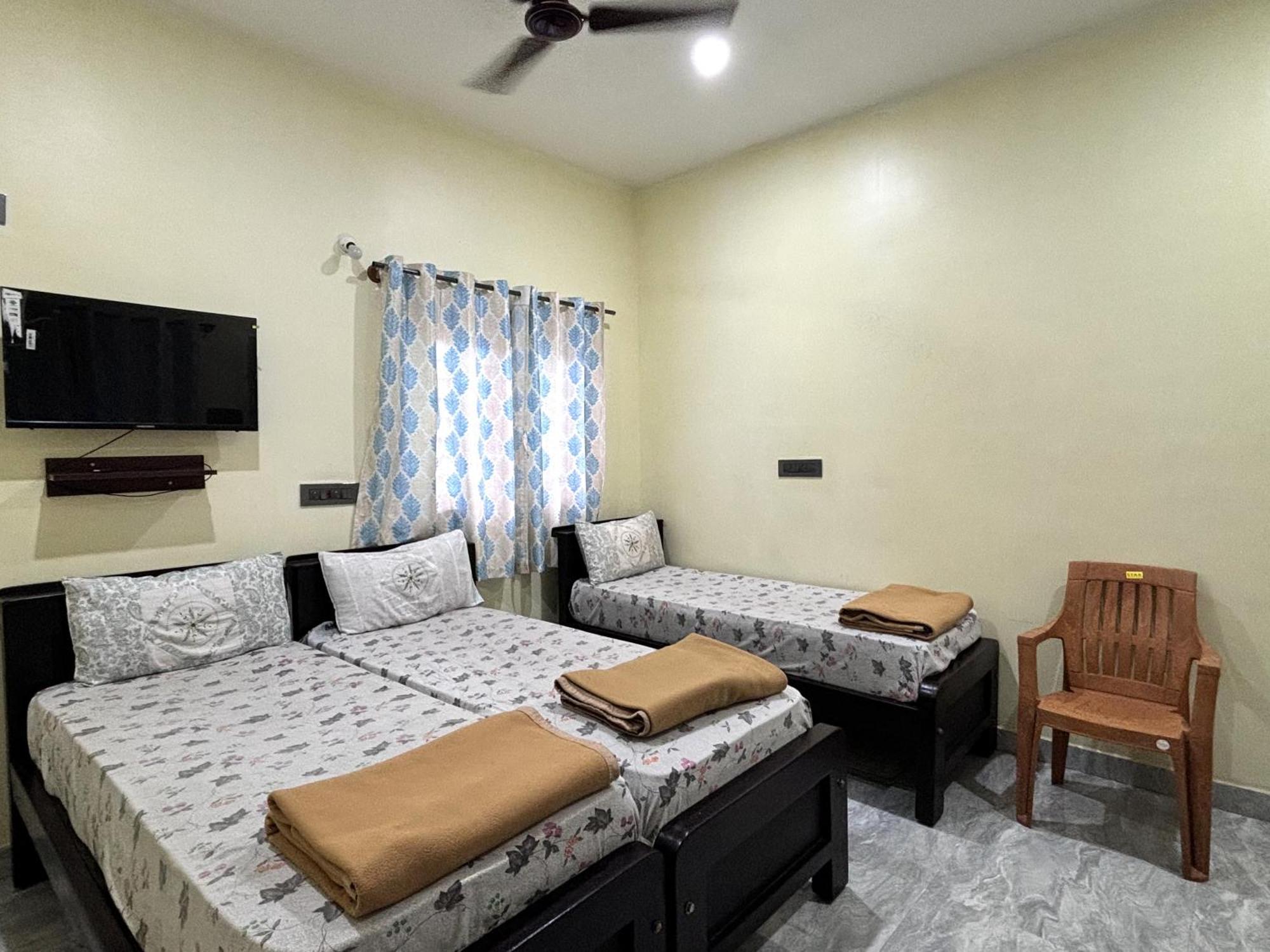 Sri Siri Lodge And Hotel Чикмагалур Экстерьер фото
