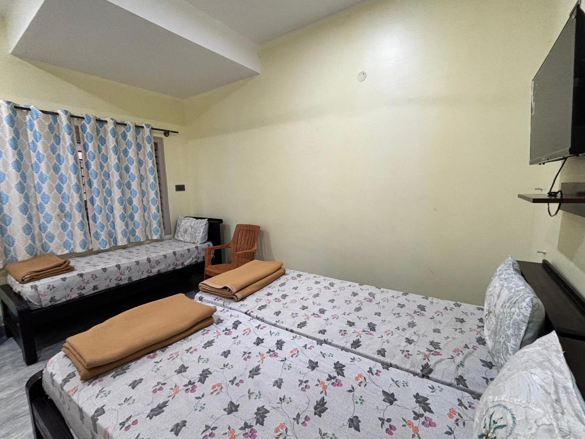 Sri Siri Lodge And Hotel Чикмагалур Экстерьер фото