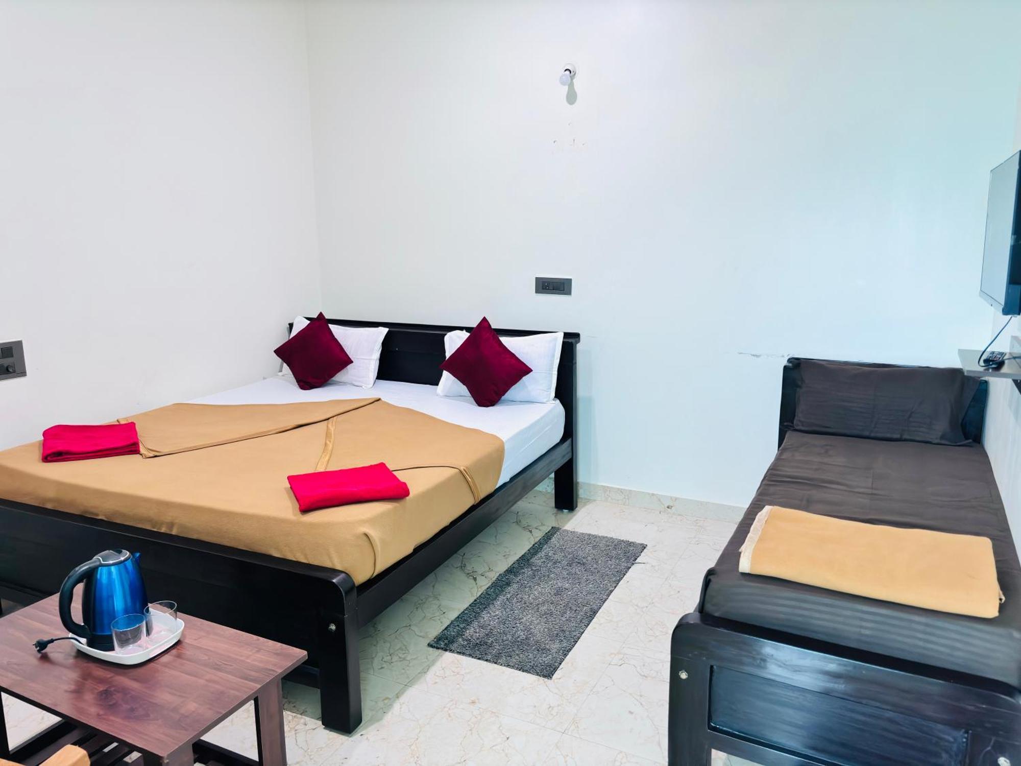 Sri Siri Lodge And Hotel Чикмагалур Экстерьер фото