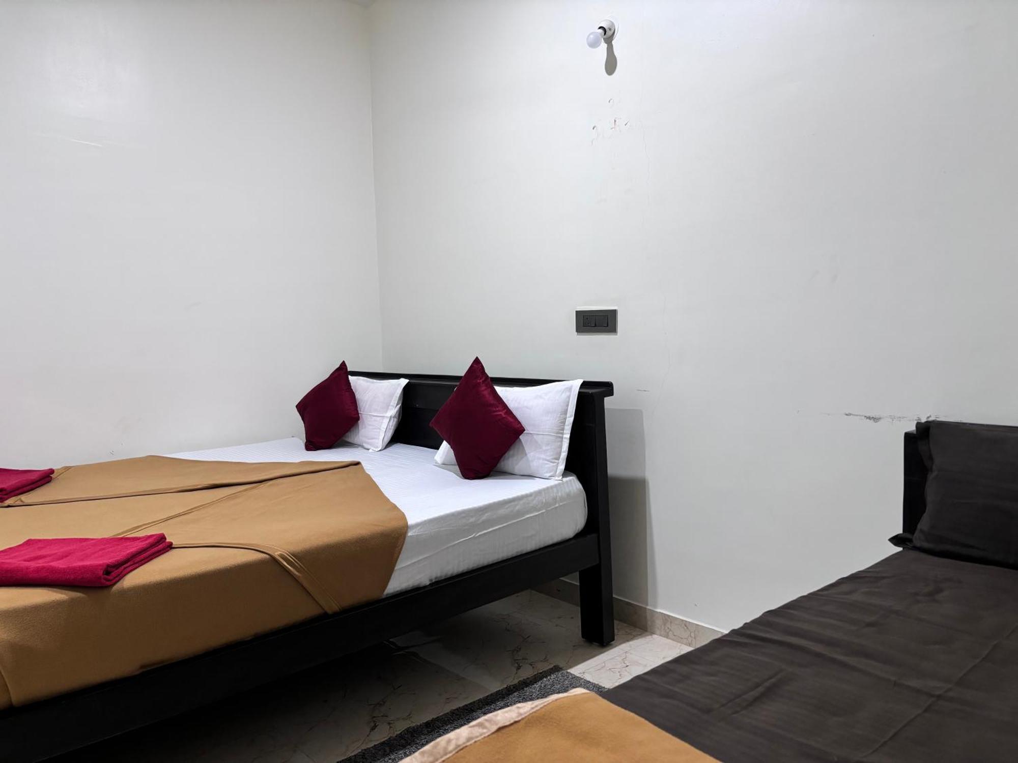 Sri Siri Lodge And Hotel Чикмагалур Экстерьер фото