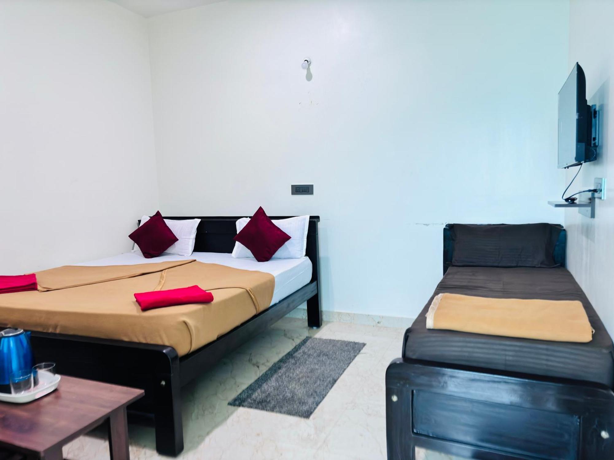 Sri Siri Lodge And Hotel Чикмагалур Экстерьер фото