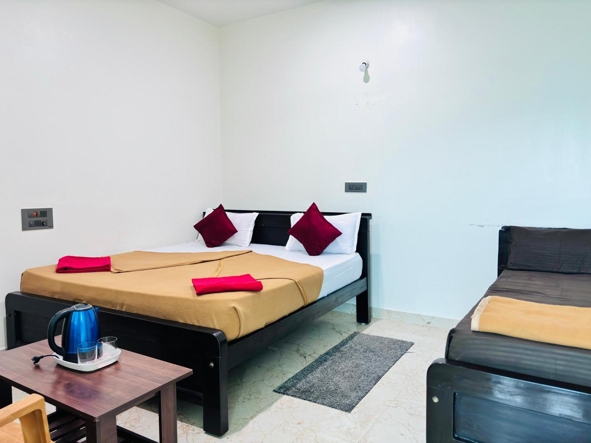 Sri Siri Lodge And Hotel Чикмагалур Экстерьер фото