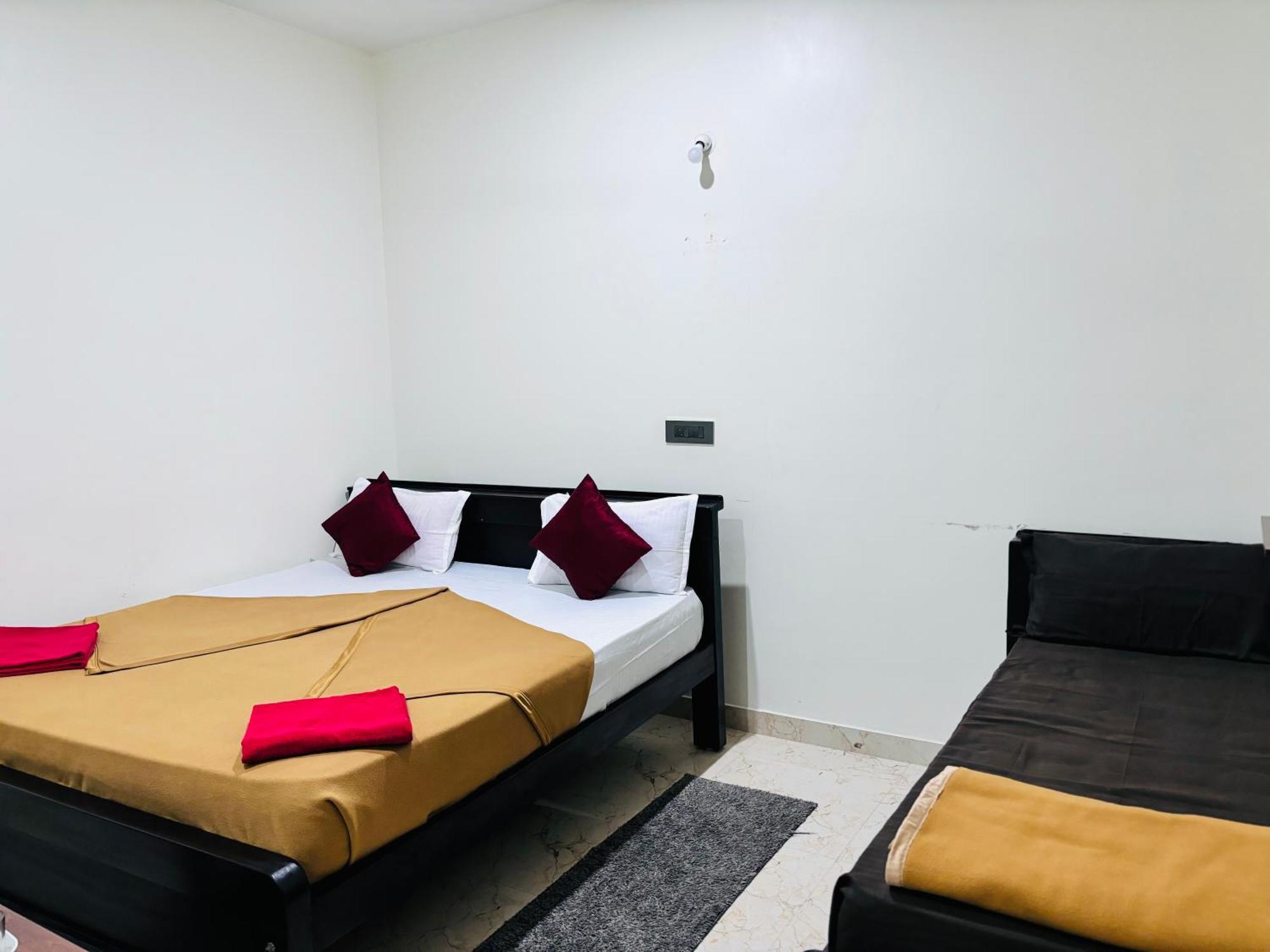 Sri Siri Lodge And Hotel Чикмагалур Экстерьер фото