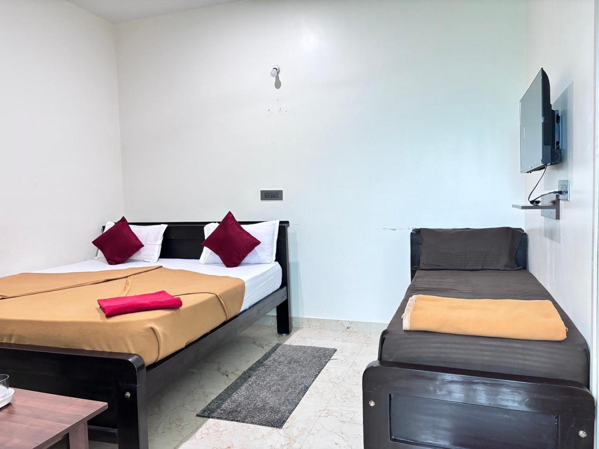 Sri Siri Lodge And Hotel Чикмагалур Экстерьер фото