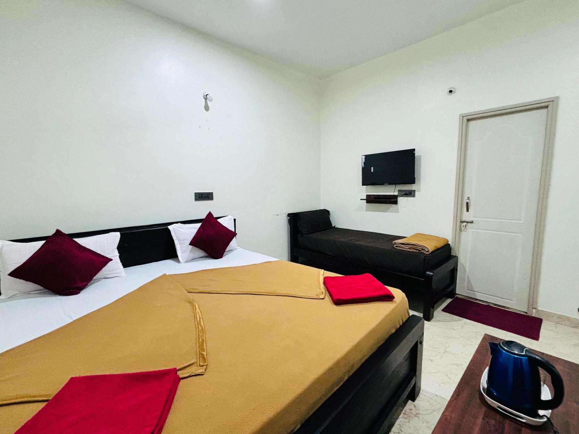 Sri Siri Lodge And Hotel Чикмагалур Экстерьер фото