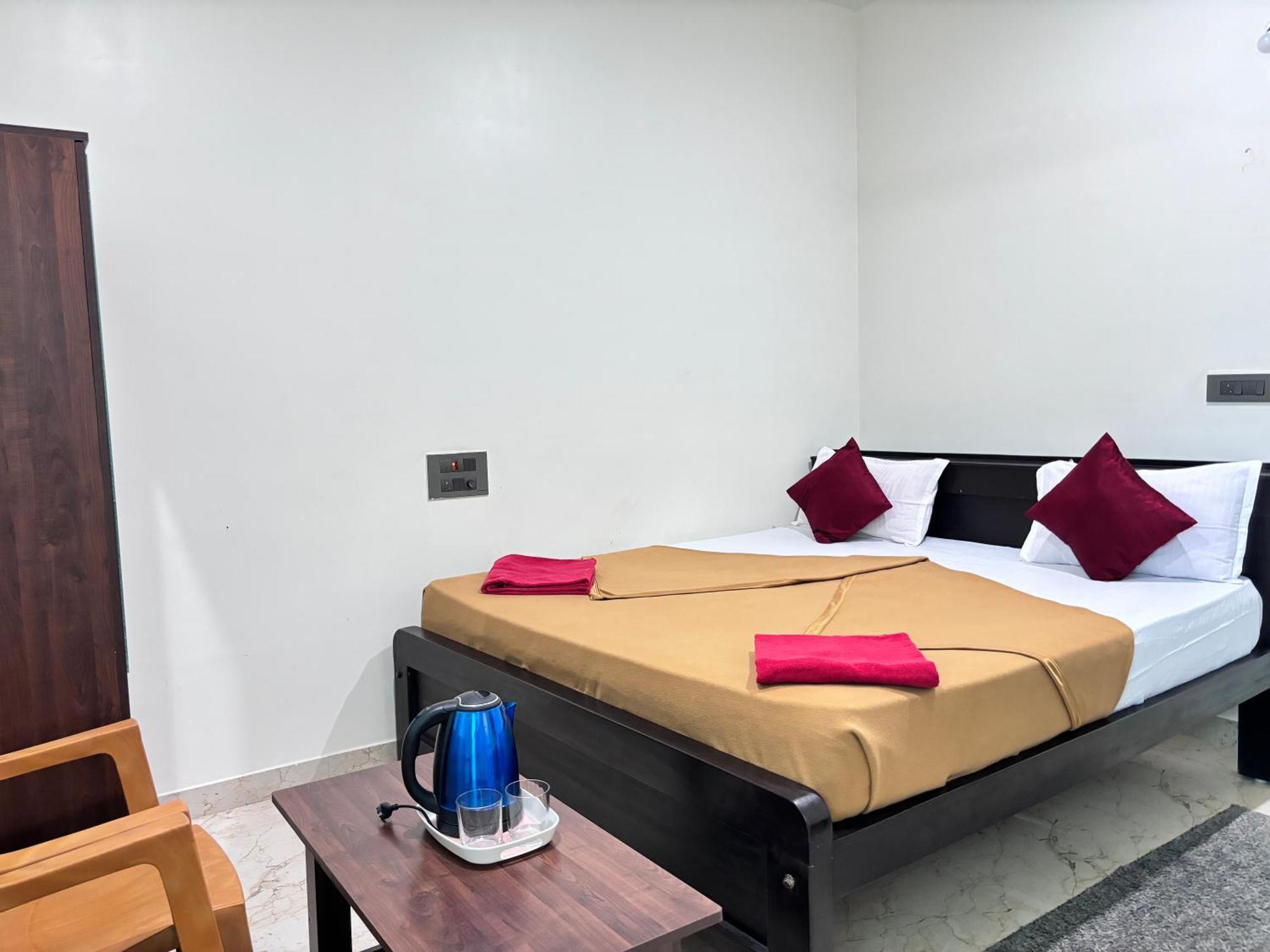 Sri Siri Lodge And Hotel Чикмагалур Экстерьер фото
