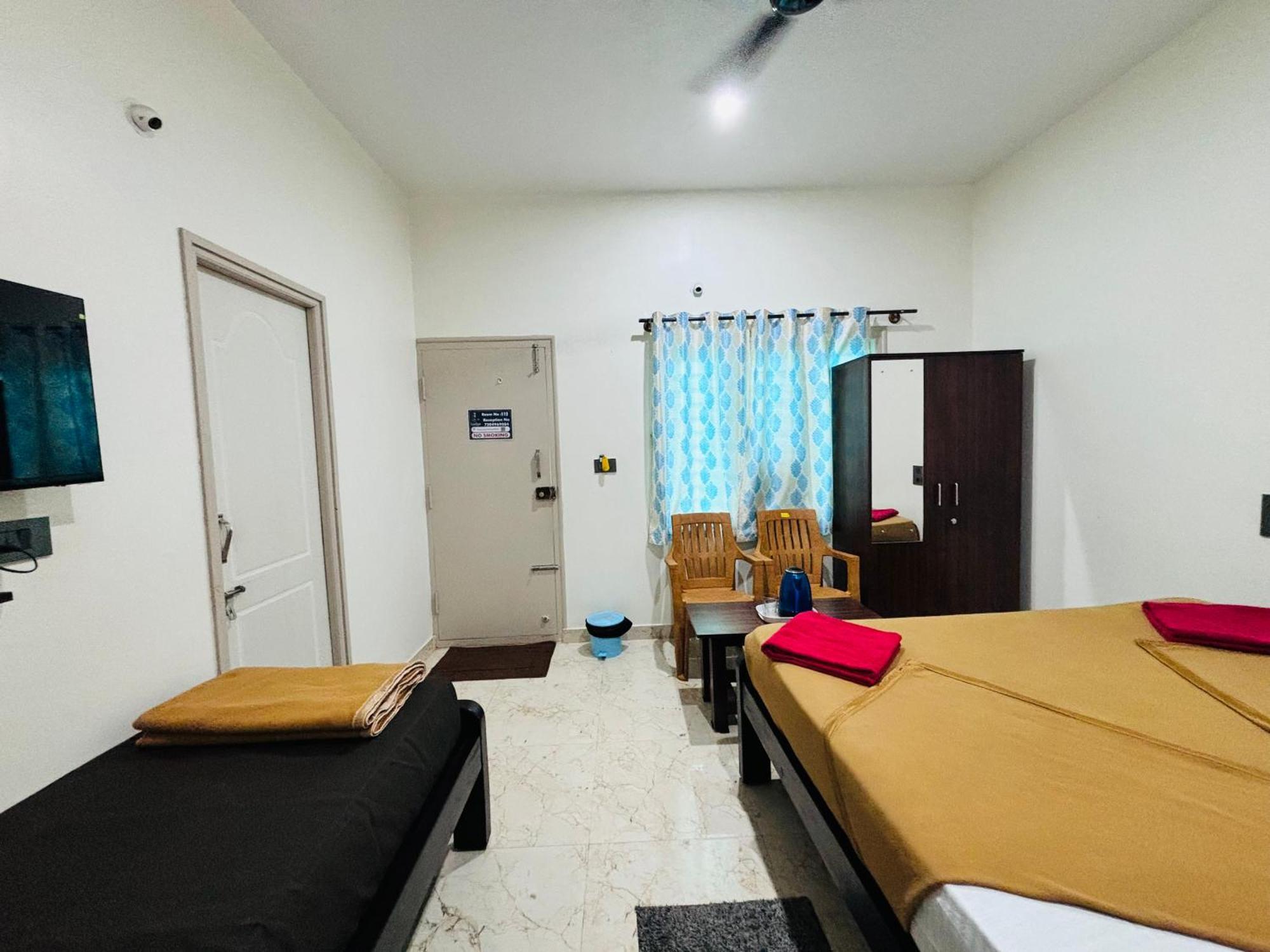 Sri Siri Lodge And Hotel Чикмагалур Экстерьер фото