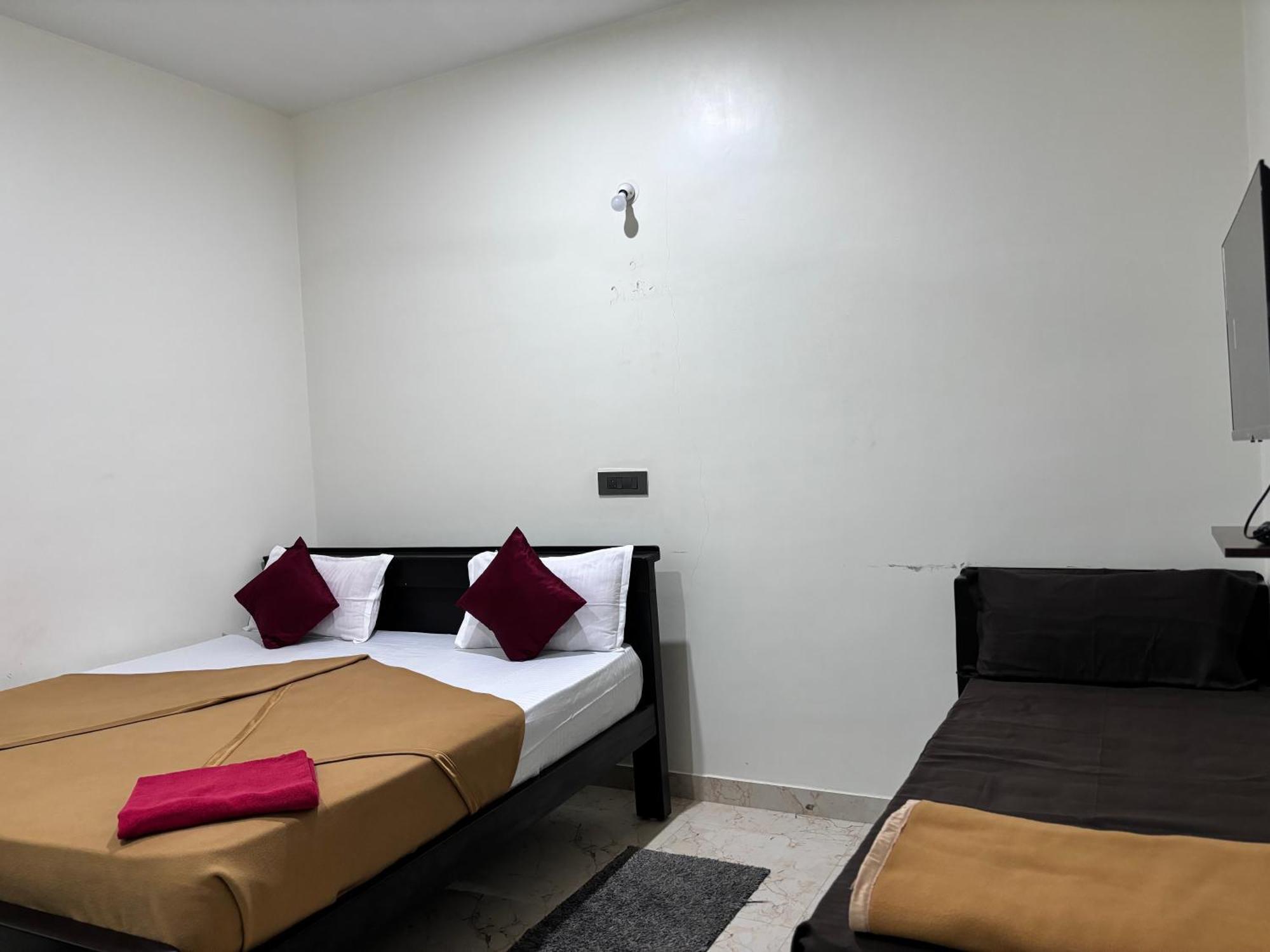 Sri Siri Lodge And Hotel Чикмагалур Экстерьер фото