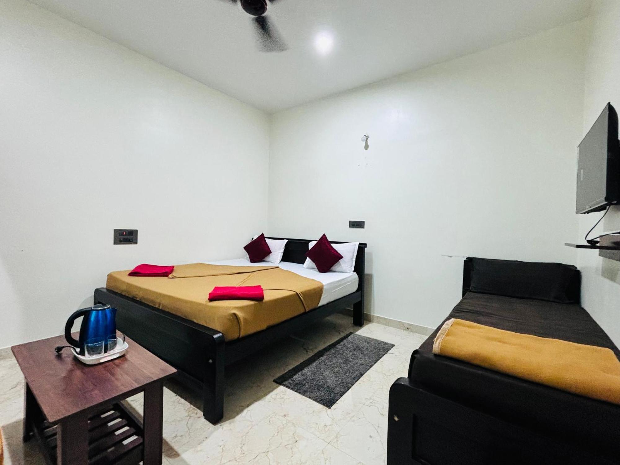 Sri Siri Lodge And Hotel Чикмагалур Экстерьер фото