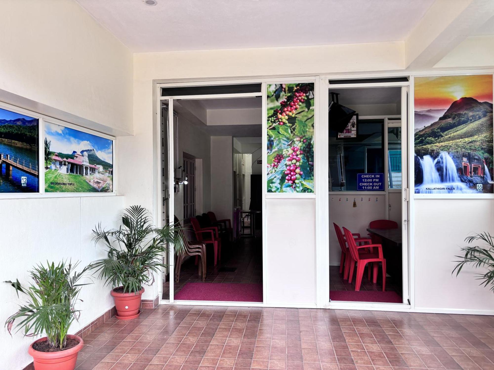 Sri Siri Lodge And Hotel Чикмагалур Экстерьер фото