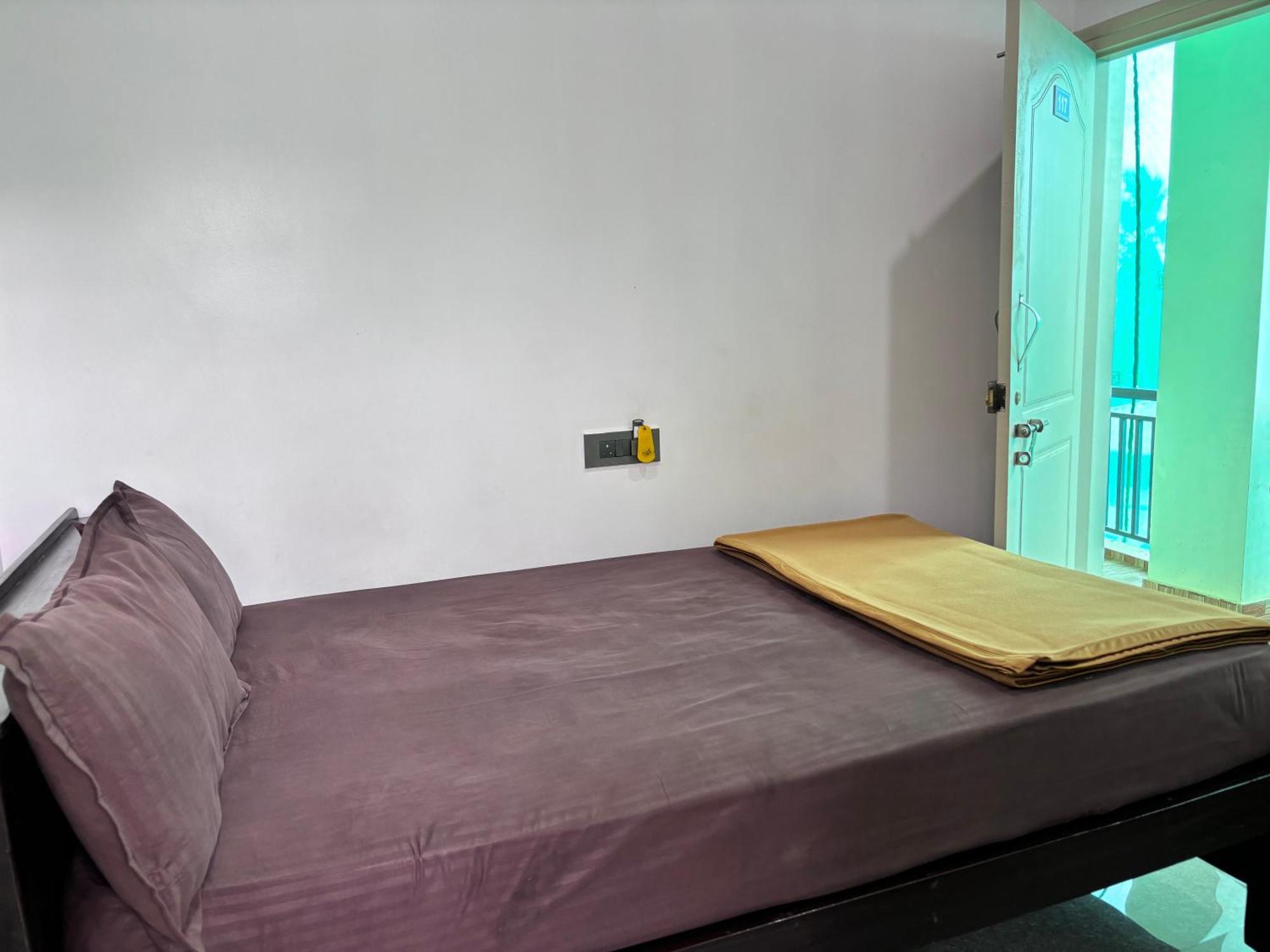 Sri Siri Lodge And Hotel Чикмагалур Экстерьер фото