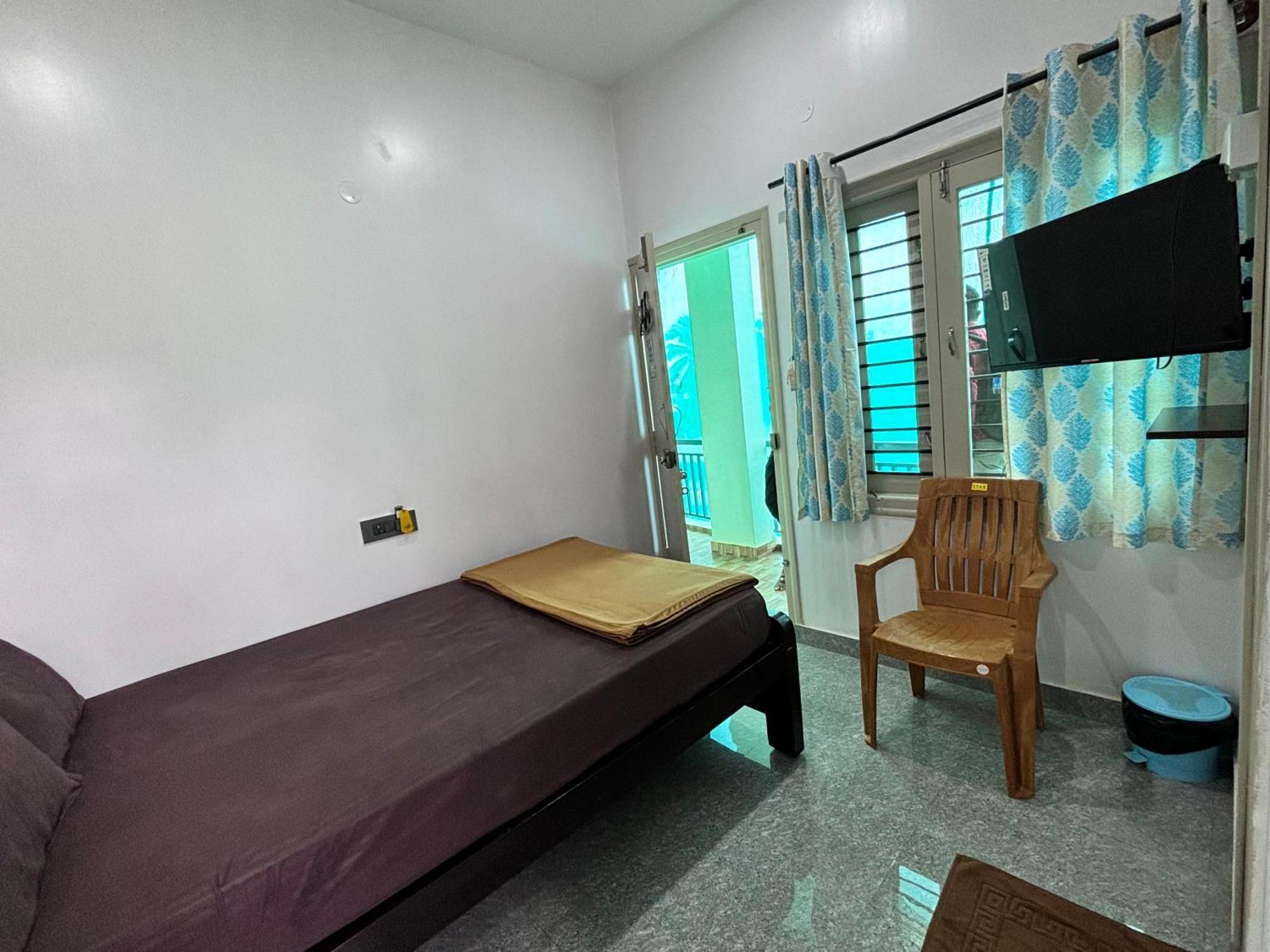 Sri Siri Lodge And Hotel Чикмагалур Экстерьер фото
