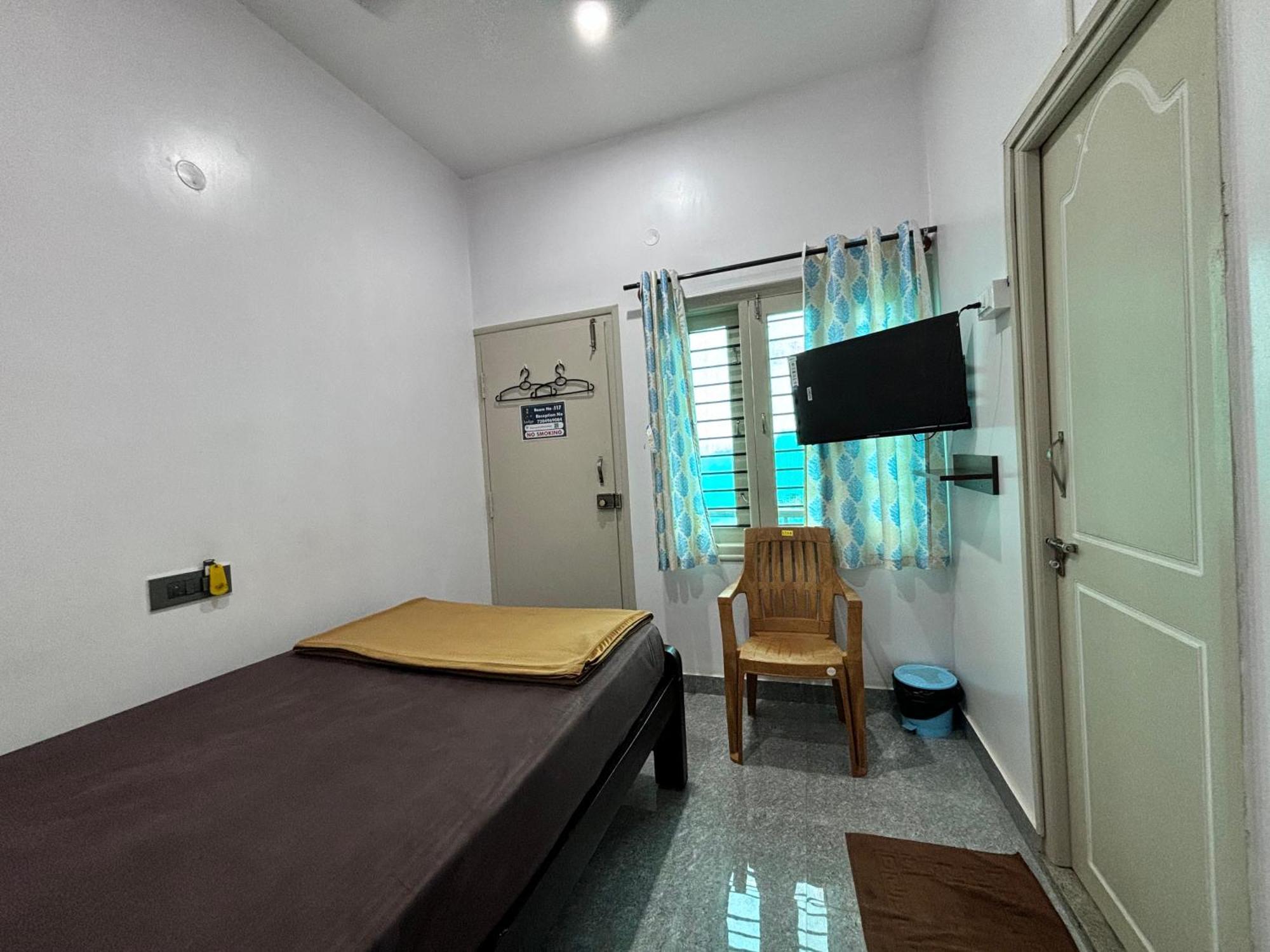 Sri Siri Lodge And Hotel Чикмагалур Экстерьер фото