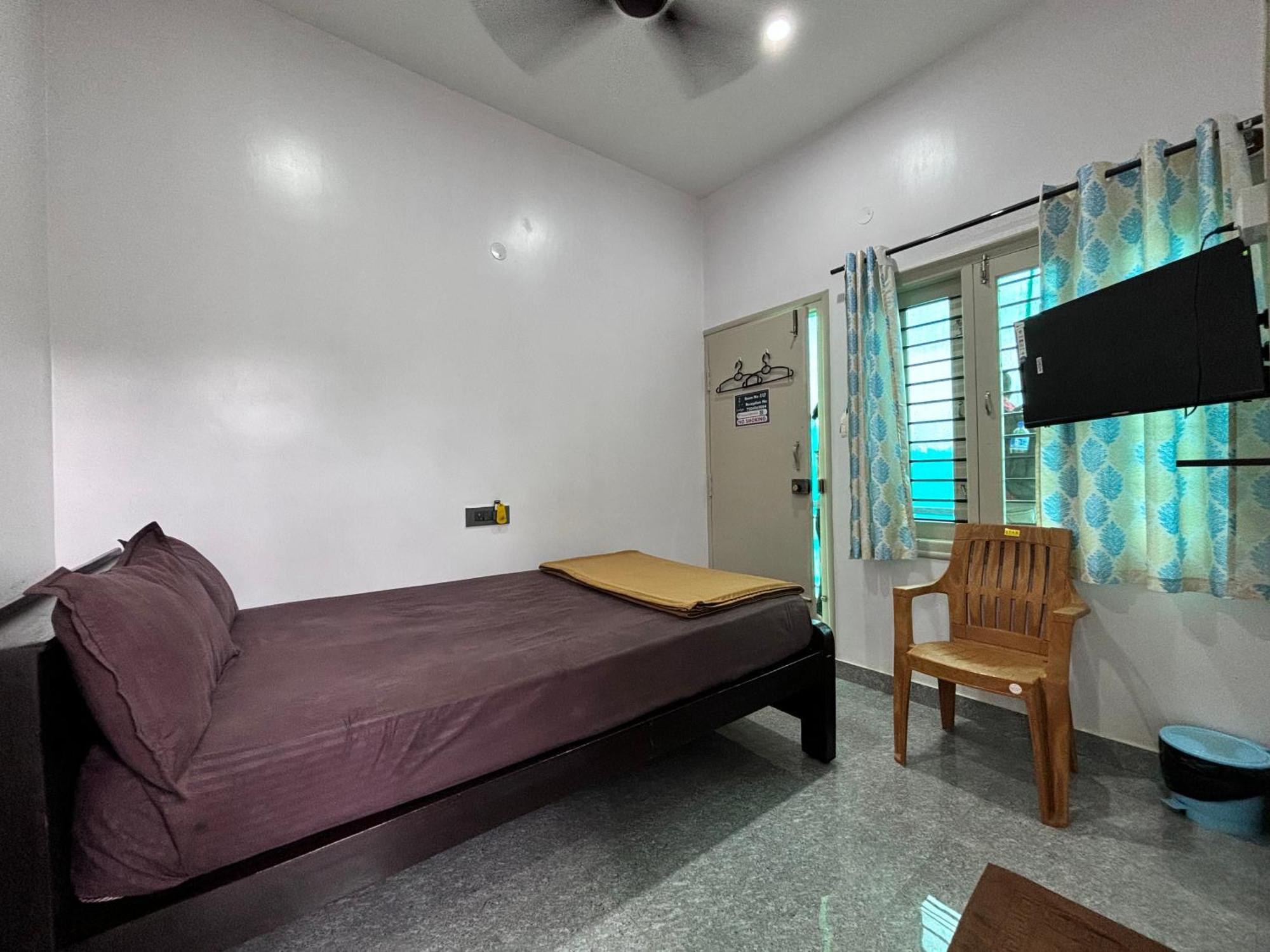 Sri Siri Lodge And Hotel Чикмагалур Экстерьер фото