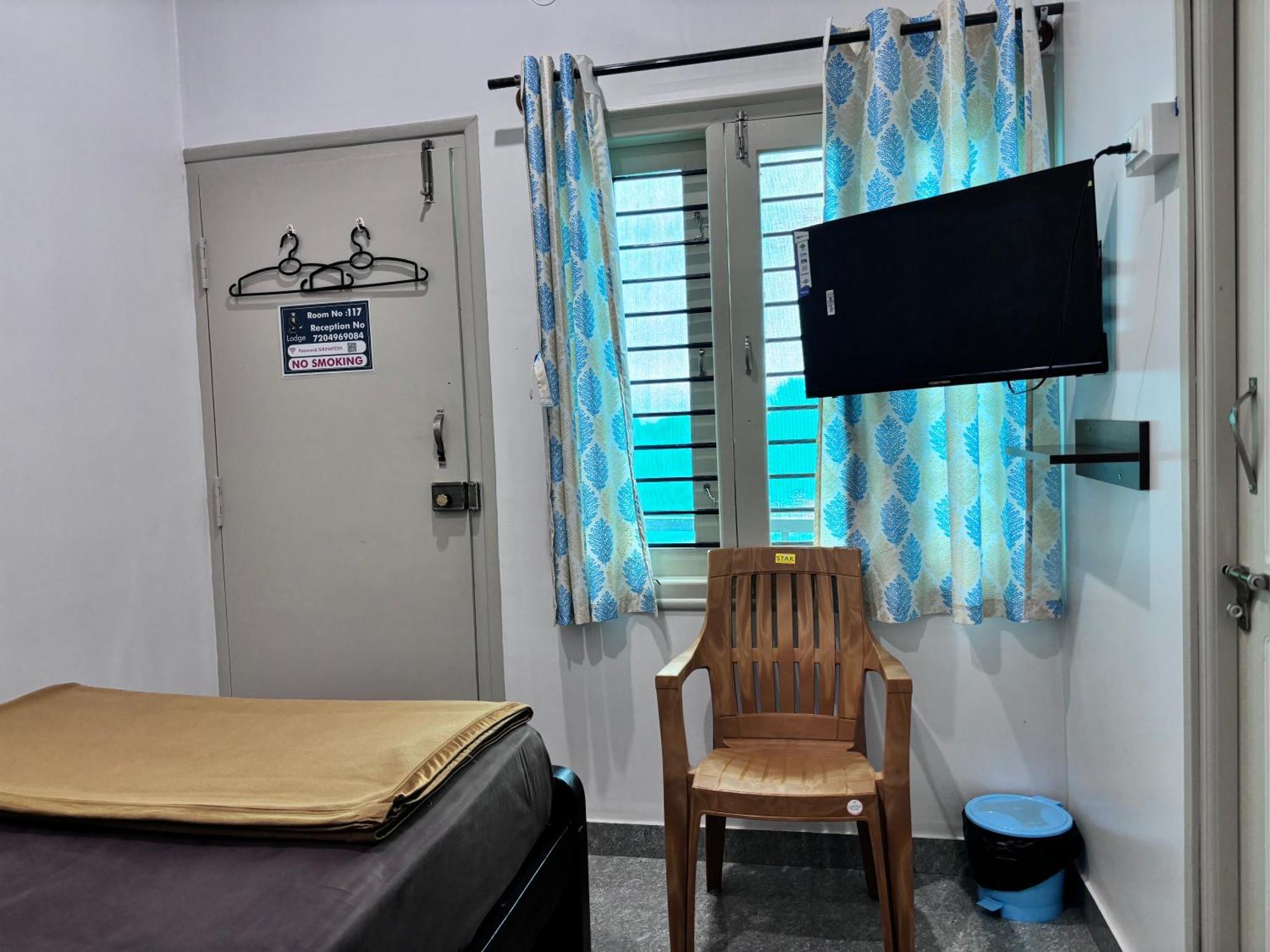 Sri Siri Lodge And Hotel Чикмагалур Экстерьер фото