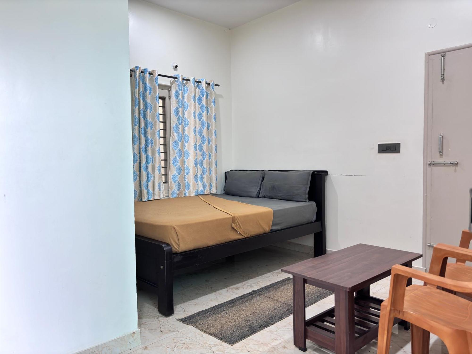 Sri Siri Lodge And Hotel Чикмагалур Экстерьер фото